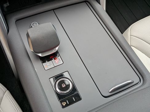 Used 2024 Land Rover Discovery S image 24