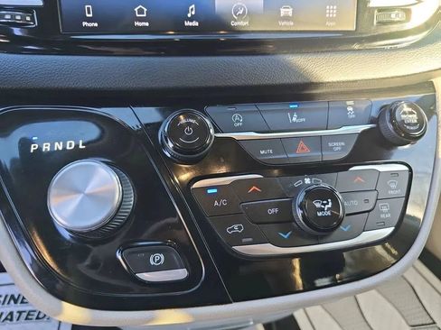 Used 2022 Chrysler Pacifica Touring-L FWD image 20