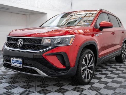 Used 2023 Volkswagen Taos SE w/ Panoramic Sunroof Package FWD image 3