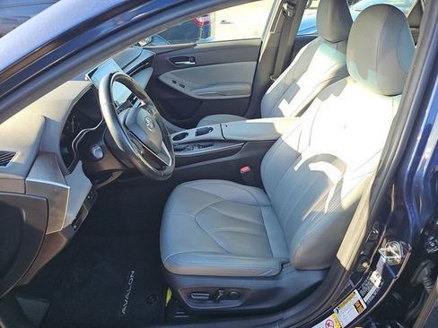 Used 2019 Toyota Avalon XLE w/ Carpet Mat Package FWD image 5
