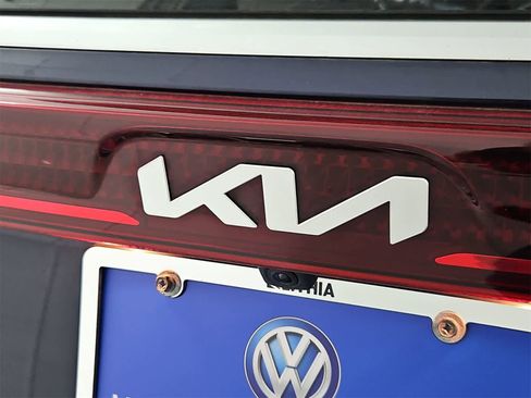 Used 2023 Kia Carnival LX image 11