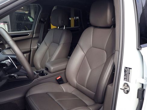 Certified 2025 Porsche Macan image 5