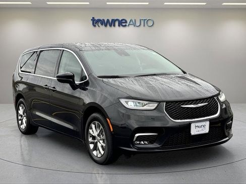 Used 2023 Chrysler Pacifica Touring-L image 7