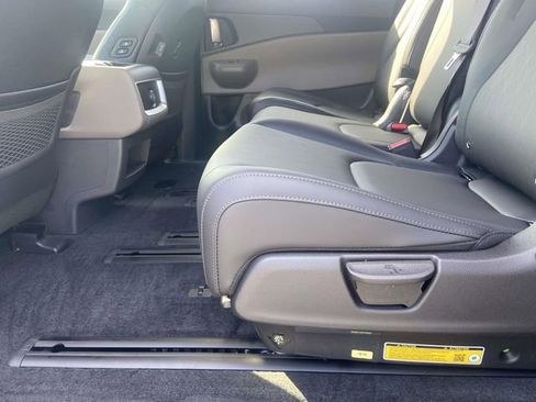 New 2026 Kia Carnival EX FWD image 8