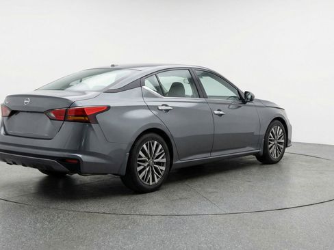 Used 2025 Nissan Altima 2.5 SV image 9