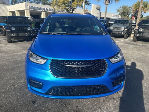 New 2026 Chrysler Pacifica Limited w/ S Appearance Package image 3