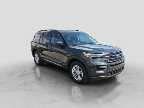 Used 2023 Ford Explorer XLT AWD/4WD image 2