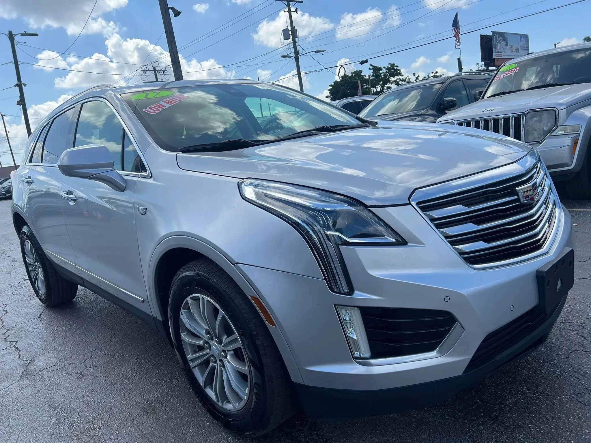 Used 2017 Cadillac XT5 Luxury w/ Driver Awareness Package FWD image 4