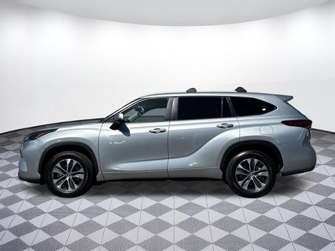 Used 2023 Toyota Highlander XLE FWD image 2