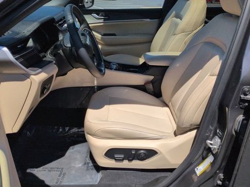 Used 2023 Jeep Grand Cherokee Limited AWD/4WD image 8