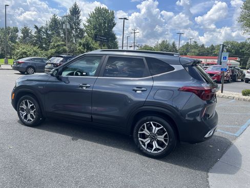 Used 2021 Kia Seltos EX AWD/4WD image 2