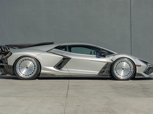 Used 2024 Lamborghini Revuelto image 9