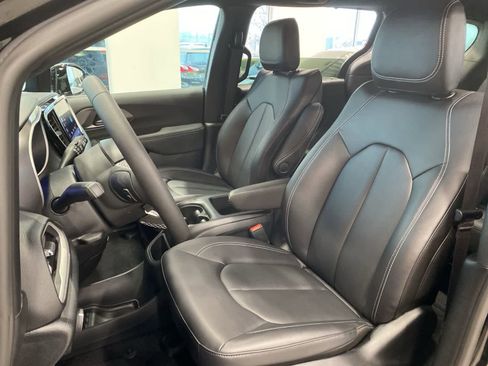 Used 2026 Chrysler Pacifica Select image 11