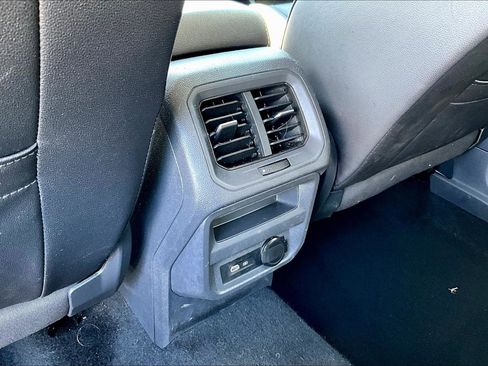 Used 2021 Volkswagen Tiguan SE image 31