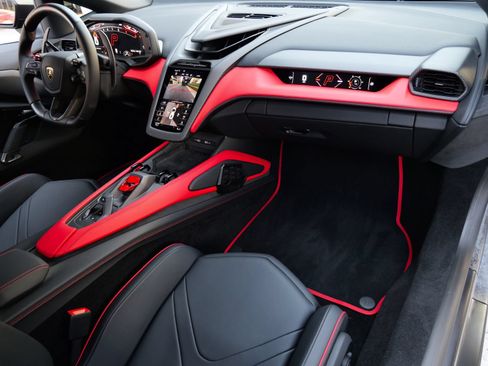 Used 2024 Lamborghini Revuelto AWD/4WD image 31