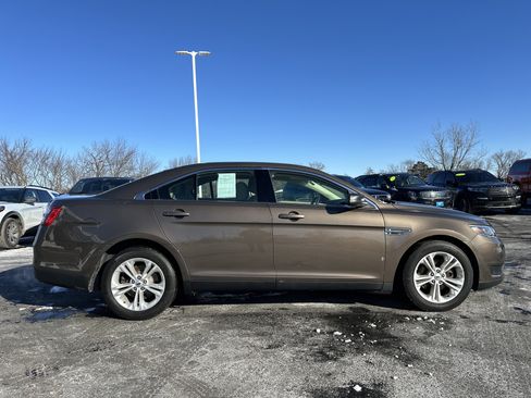 Used 2016 Ford Taurus SE image 2