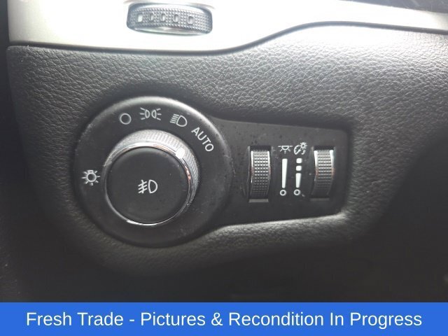 Used 2018 Jeep Cherokee Latitude Plus w/ Cold Weather Group AWD/4WD image 16
