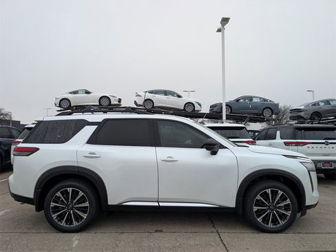 New 2026 Nissan Pathfinder Platinum image 3