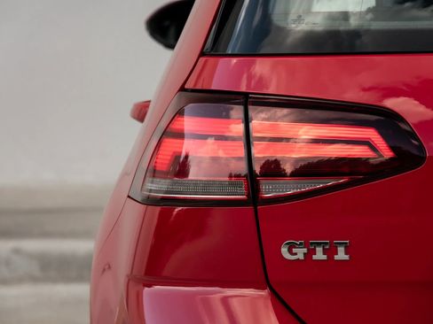 Used 2018 Volkswagen GTI SE image 9