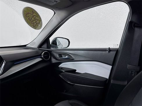 Used 2025 Chevrolet Trax LT w/ LT Convenience Package image 23