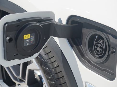 Used 2026 BMW X5 xDrive50e w/ Premium Package image 6