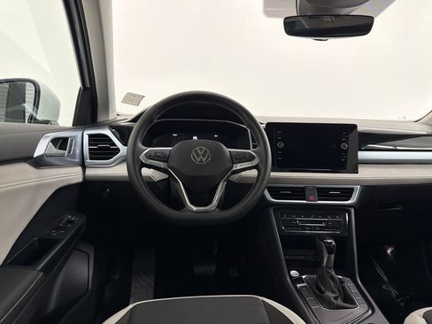 Used 2025 Volkswagen Taos SE w/ Panoramic Sunroof Package FWD image 28