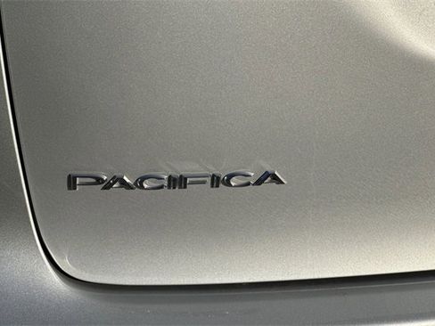 Used 2024 Chrysler Pacifica Touring-L image 35