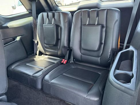 Used 2018 Ford Explorer XLT w/ Equipment Group 202A FWD image 11