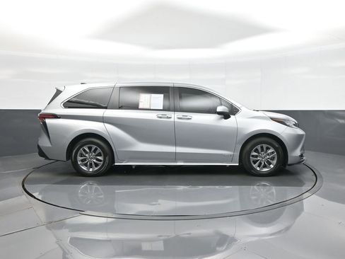 Certified 2021 Toyota Sienna XLE FWD image 8