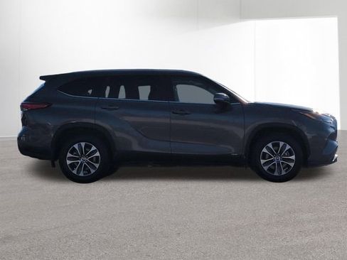 Used 2023 Toyota Highlander XLE image 4