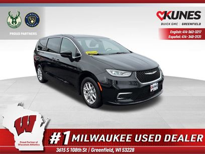 Used 2025 Chrysler Pacifica Select