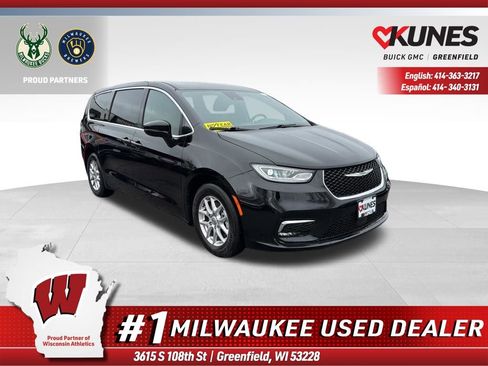 Used 2025 Chrysler Pacifica Select FWD image 1
