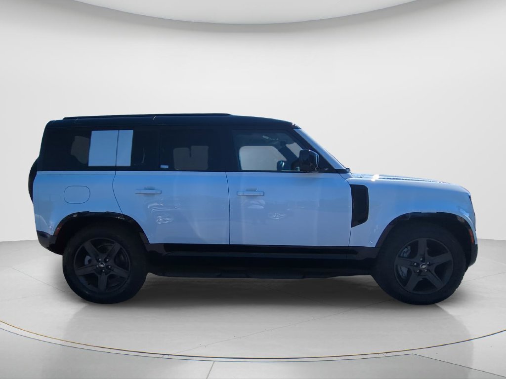 Used 2025 Land Rover Defender 110 X-Dynamic SE AWD/4WD image 4