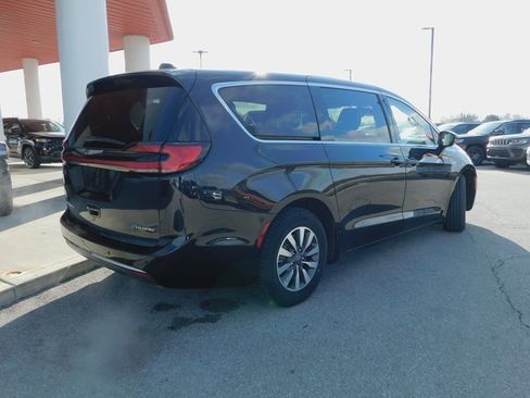 Used 2024 Chrysler Pacifica Select image 9