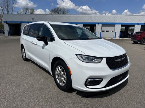 Used 2024 Chrysler Pacifica Touring-L FWD image 10