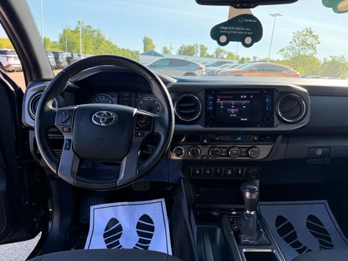 Used 2017 Toyota Tacoma TRD Off-Road w/ Premium & Technology Package AWD/4WD image 18