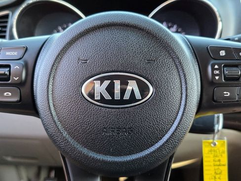 Used 2019 Kia Sedona LX image 33