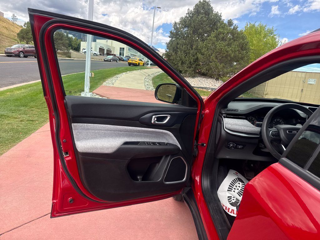 Used 2023 Jeep Compass Latitude AWD/4WD image 10