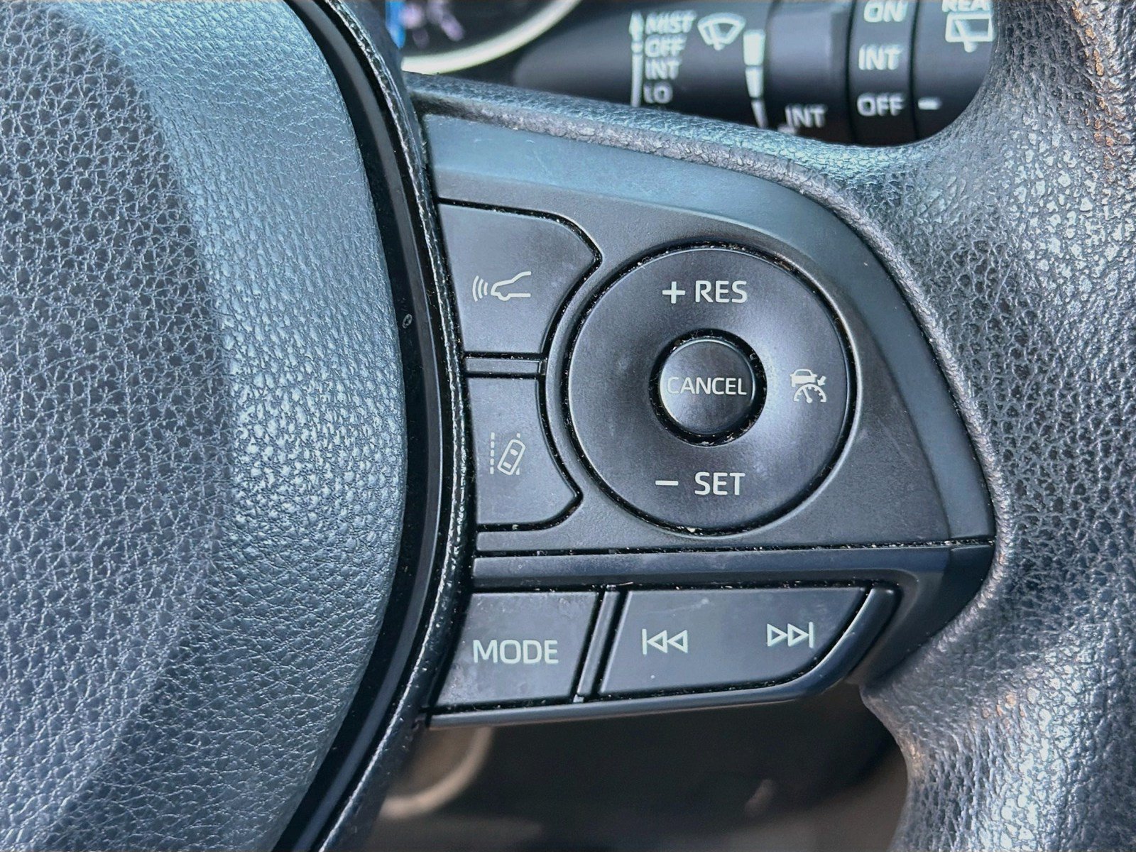 Used 2021 Toyota RAV4 XLE AWD/4WD image 17