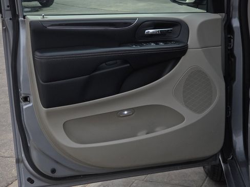 Used 2019 Dodge Grand Caravan SXT w/ Driver Convenience Group image 8