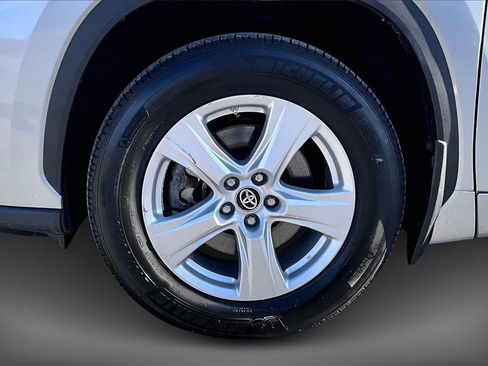 Used 2024 Toyota Highlander LE image 32