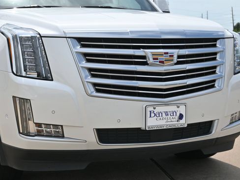 Used 2017 Cadillac Escalade Platinum RWD image 29
