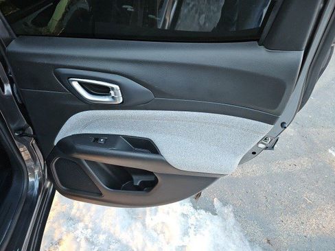 Used 2023 Jeep Compass Latitude image 17