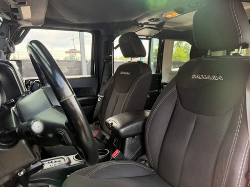 Used 2018 Jeep Wrangler Unlimited Sahara AWD/4WD image 19