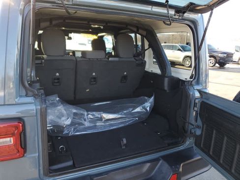 Used 2025 Jeep Wrangler Sahara image 10