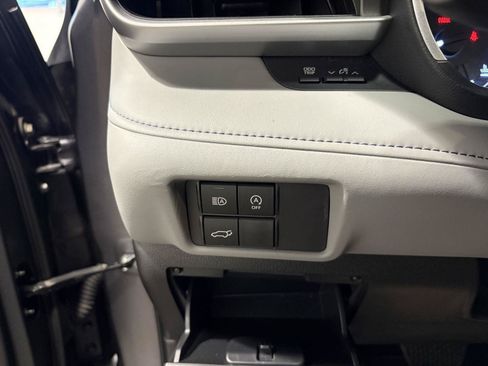 Used 2024 Toyota Highlander XLE AWD/4WD image 16