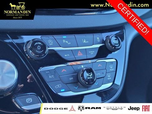 Certified 2025 Chrysler Pacifica Select FWD image 11