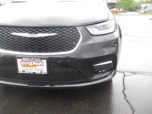 Used 2023 Chrysler Pacifica Touring-L FWD image 12