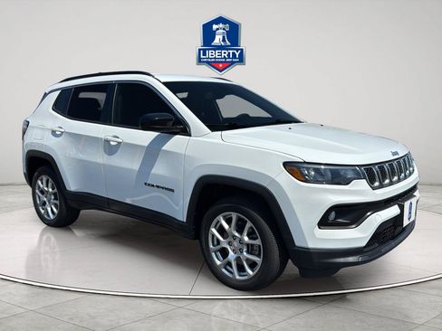 Used 2023 Jeep Compass Latitude AWD/4WD image 15