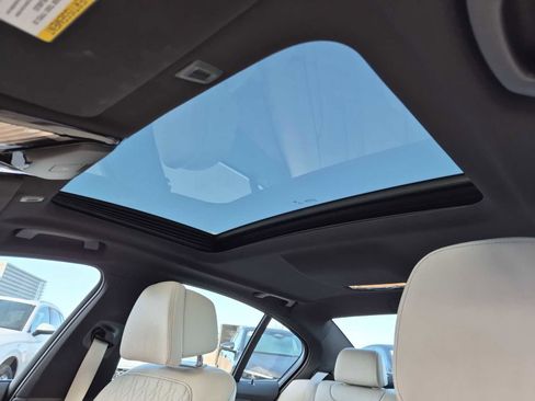 Used 2021 BMW 530e w/ Premium Package image 18